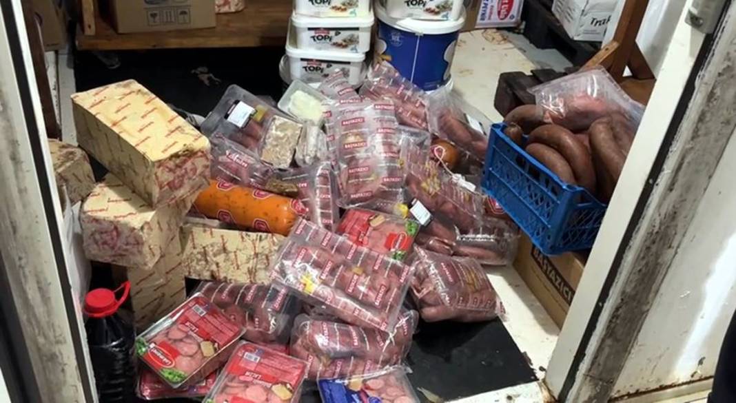 Çürümüş şarküteri ürünlerini satarken yakalandılar! Gıda denetiminde şoke eden manzara 6